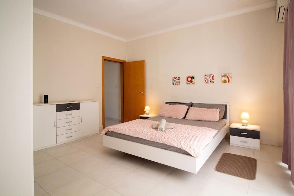 Modern Apt In The Heart Of Maltese Nightlife Сент Джулианс Экстерьер фото